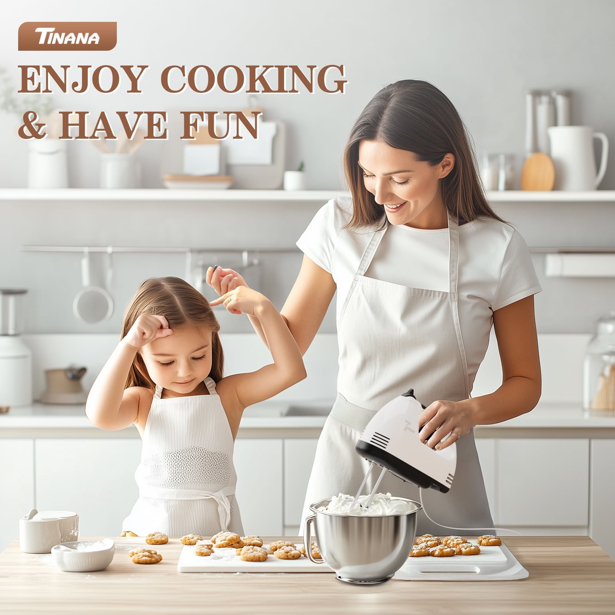 Eine Frau und ein Mädchen backen zusammen mit einem Mixer. Kekse stehen auf dem Tisch. Küche im Hintergrund.