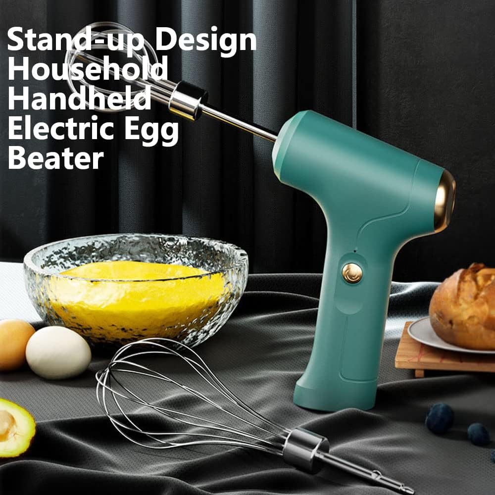 Ein teal-farbener elektrischer Eierschläger steht neben einer Schüssel mit gelbem Inhalt, Eiern und einem Schneebesen. Brot und Blaubeeren sind im Hintergrund.