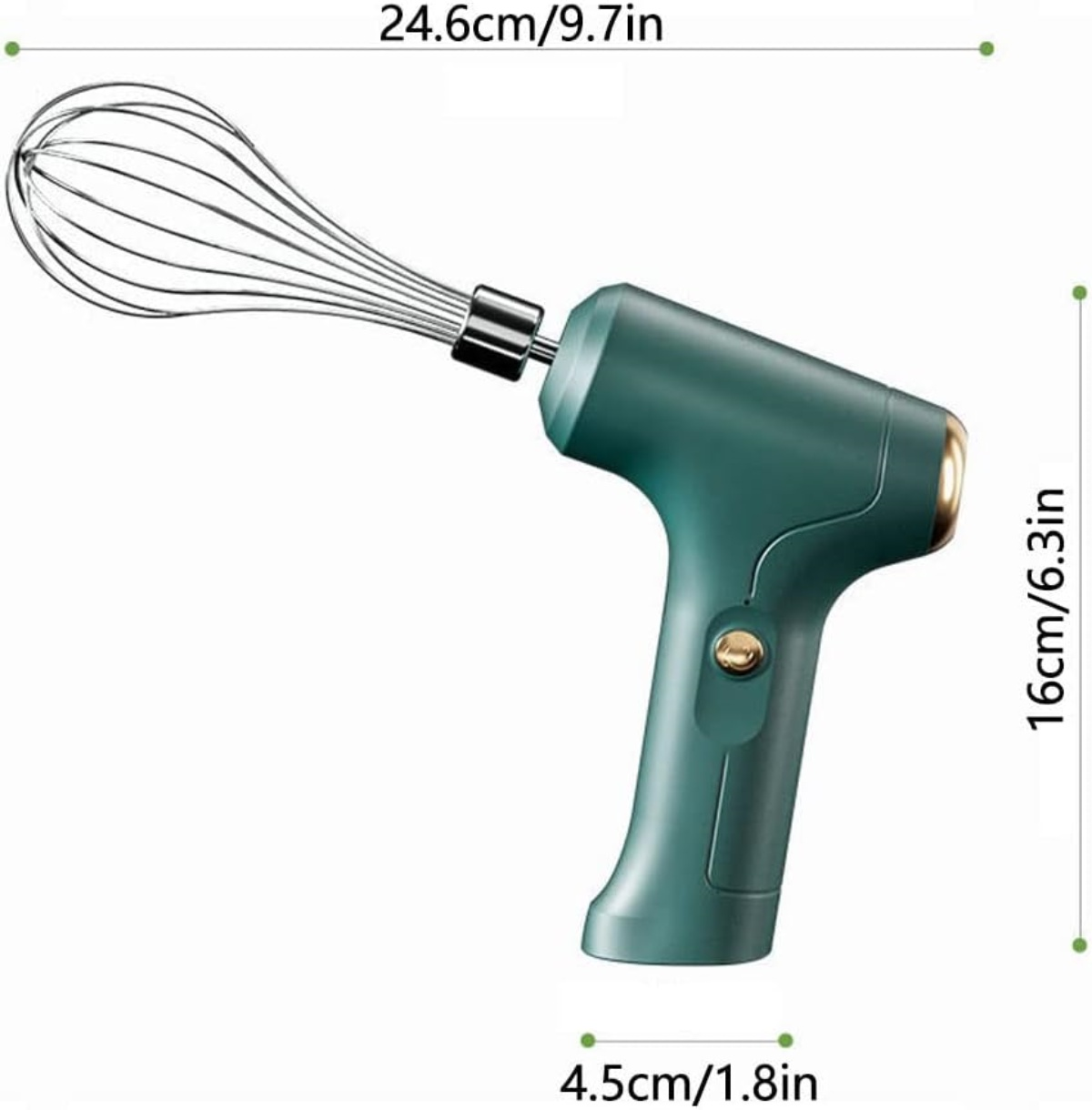 Ein grüner elektrischer Handmixer mit Schneebesenaufsatz. Abmessungen mit Etiketten: 24,6 cm/9,7 Zoll, 16 cm/6,3 Zoll und 4,5 cm/1,8 Zoll.