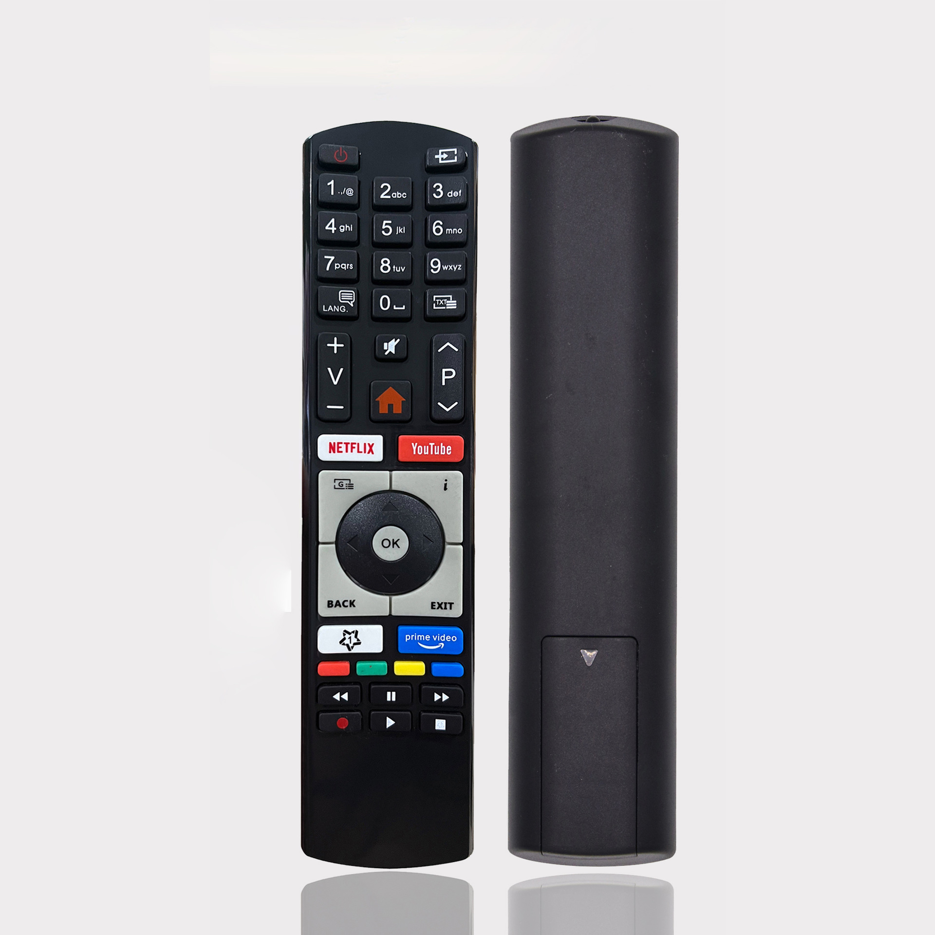 Schwarze TV-Fernbedienung mit Zifferntasten, Netflix- und YouTube-Tasten sowie einem Batteriefach auf der Rückseite.