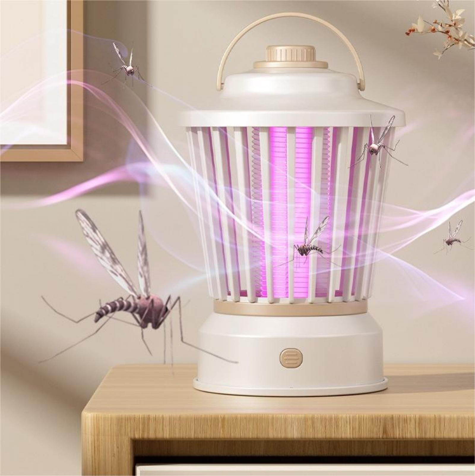 Eine weiße Mückenfalle mit lila Licht zieht Insekten an. Mehrere Mücken fliegen darum herum. Sie steht auf einem Holztisch.