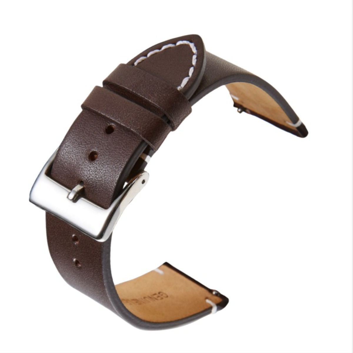 Ein braunes Lederarmband mit einer silbernen Schnalle. Weiße Nähte akzentuieren die Kanten. Der Hintergrund ist weiß.