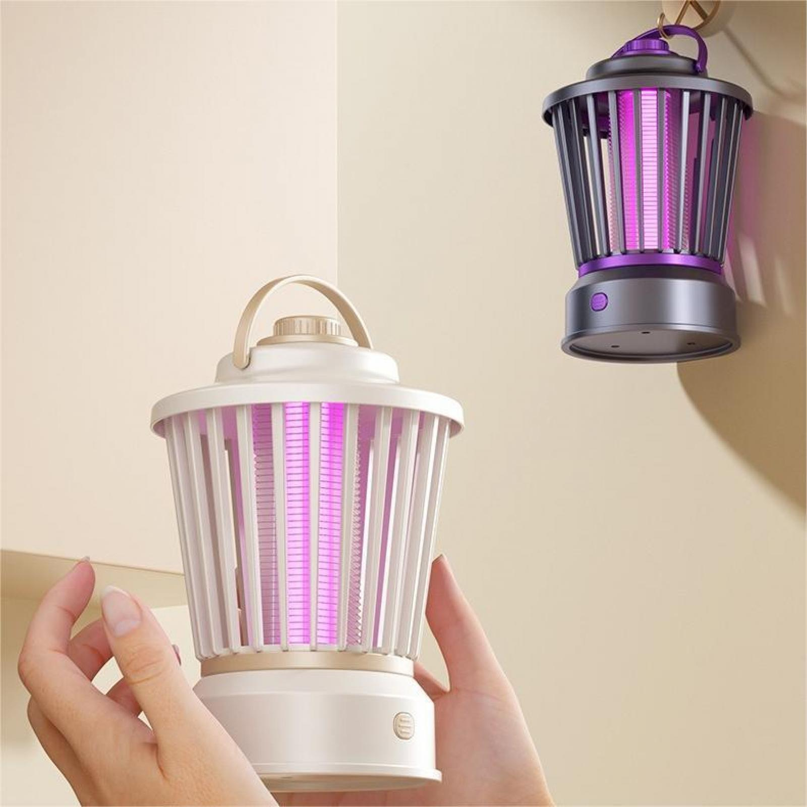 Zwei Insektenvernichter-Lampen mit violettem Licht. Eine wird mit Händen gehalten. Der Hintergrund ist eine beige Wand.