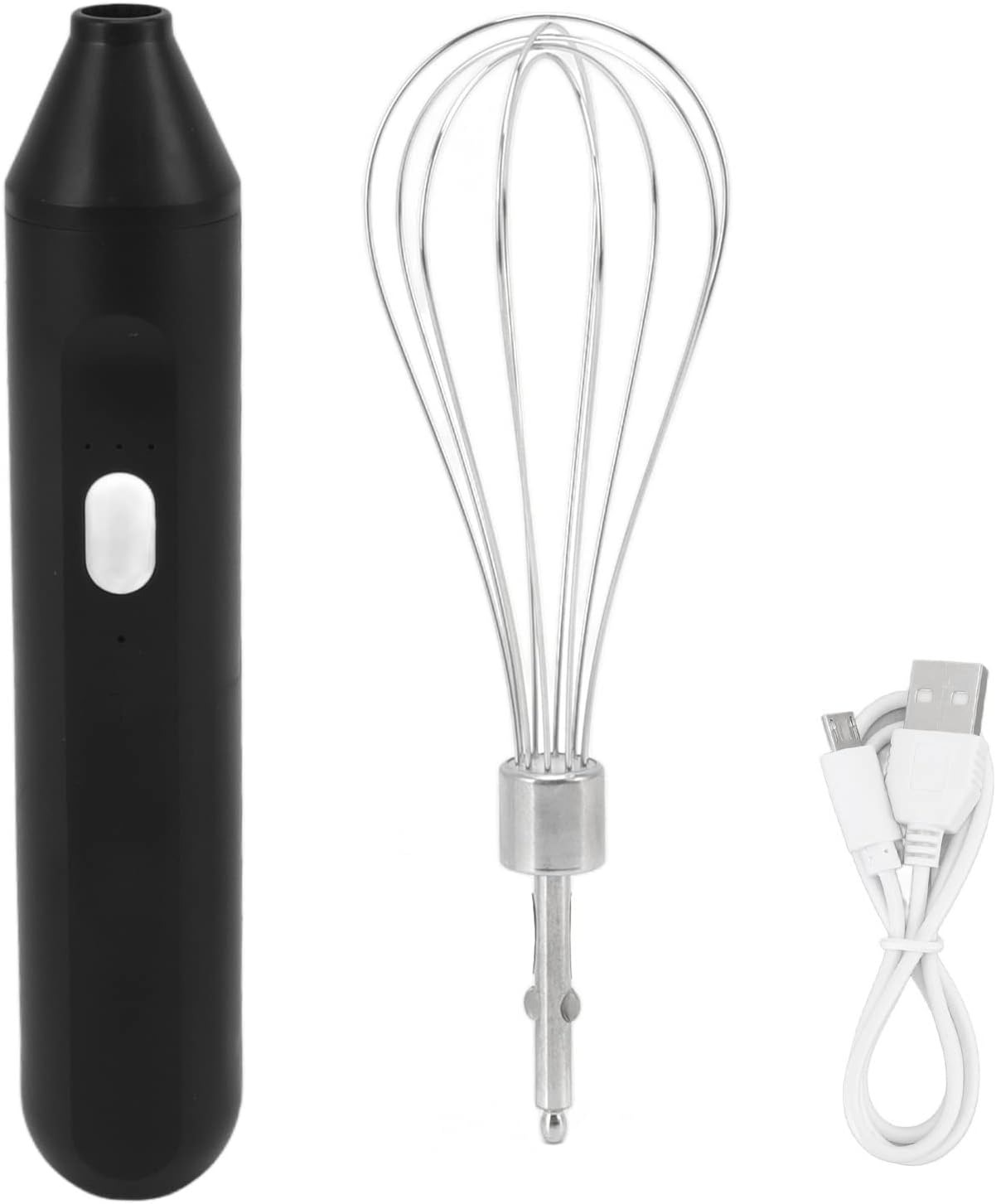 Ein schwarzer Handaufschäumer, ein Schneebesenaufsatz und ein weißes USB-Ladekabel liegen auf weißem Hintergrund.