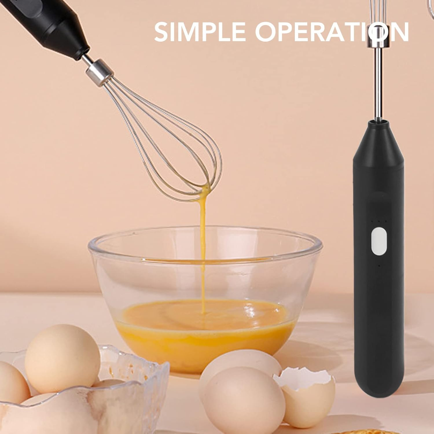 Ein Handmixer verrührt Eier in einer Glasschüssel. Eier befinden sich in einem Behälter. Einige Eierschalen sind vorhanden. Der Hintergrund ist hell.