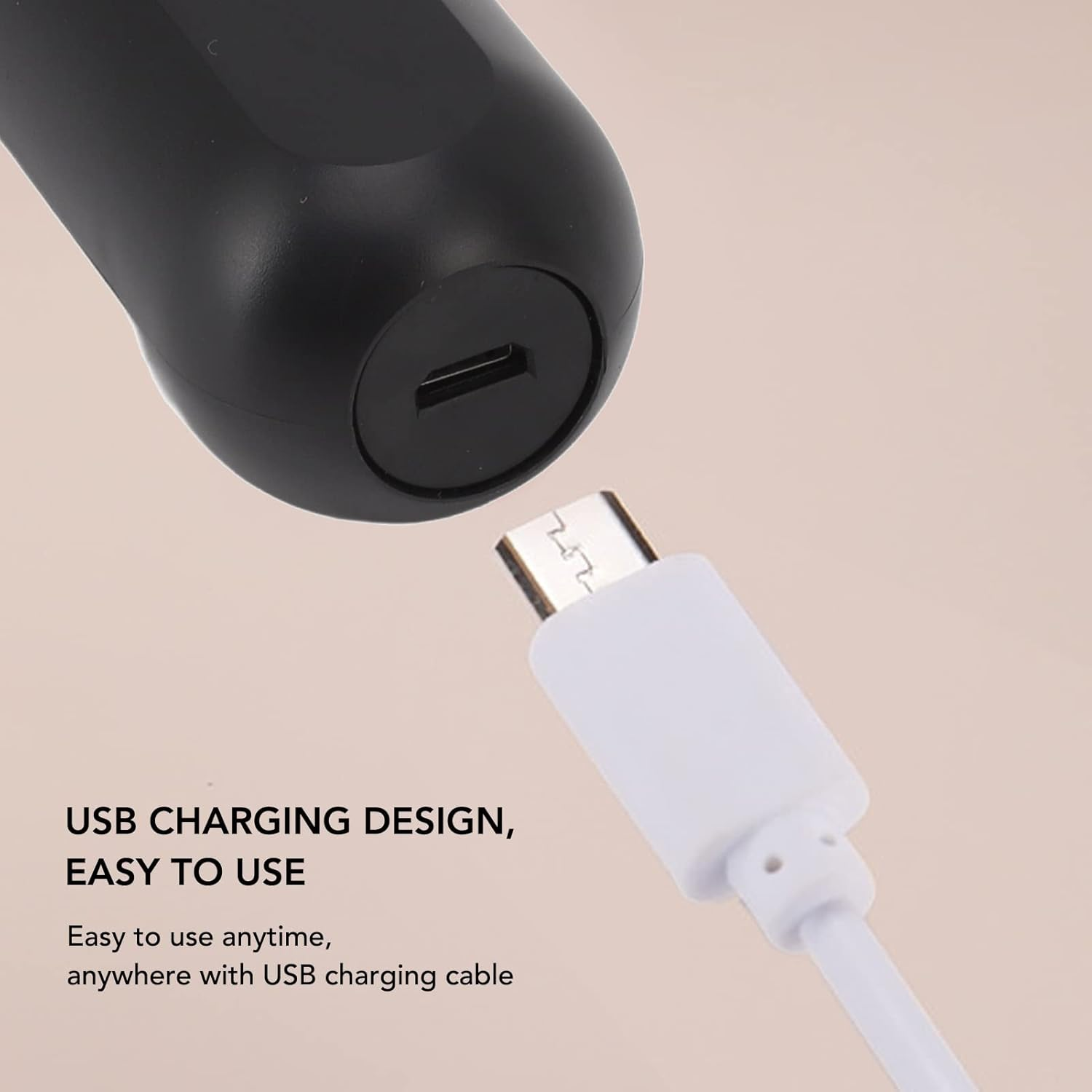 Schwarzes Gerät mit USB-Anschluss über einem weißen USB-Kabel. Das Kabel wird in den Anschluss des Geräts gesteckt. Heller Hintergrund.
