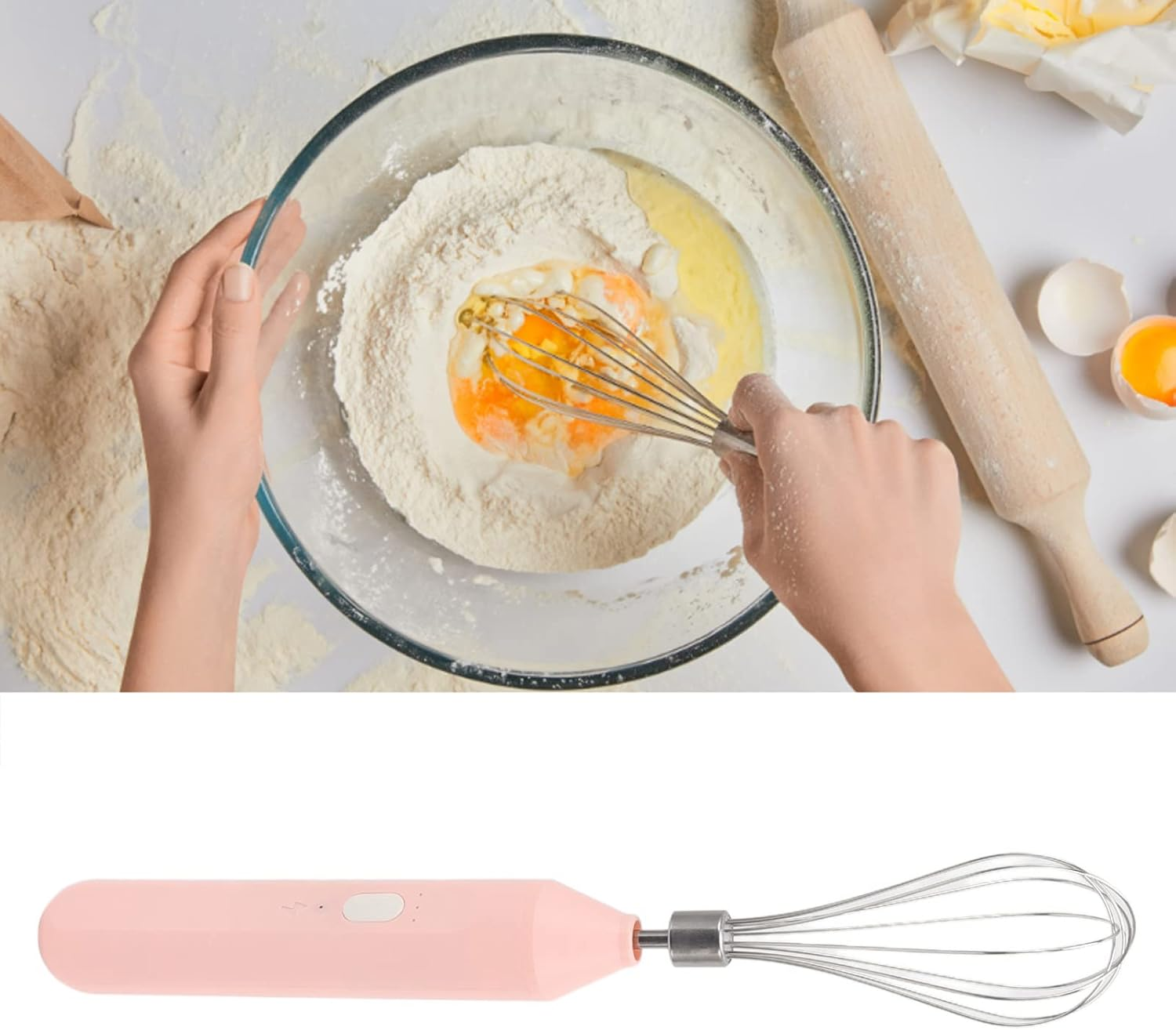 Hände verquirlen Eier in einer Schüssel mit Mehl. Nudelholz, Butter und Eierschalen sind in der Nähe. Unten ein rosa elektrischer Schneebesen.