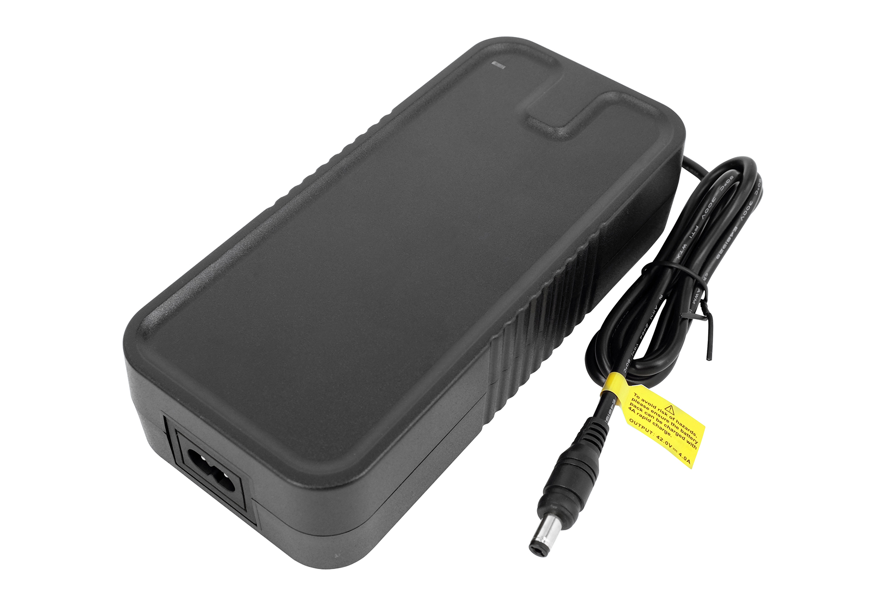 Ein schwarzes Netzteil mit Kabel und Stecker. Ein gelbes Warnschild ist am Kabel befestigt.
