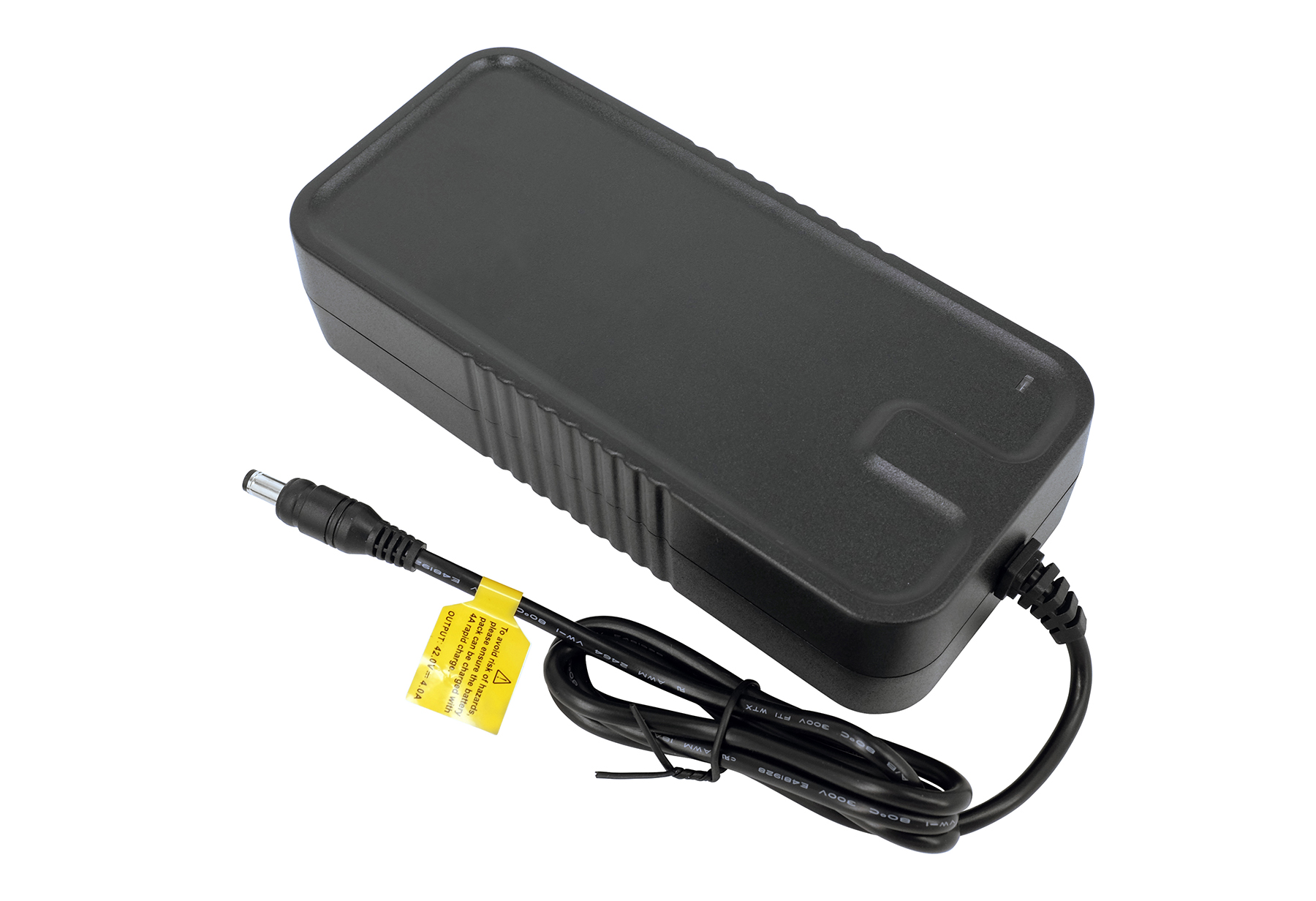 Ein schwarzes Netzteil mit Kabel, gelbem Warnetikett und rundem Stecker, alles vor weißem Hintergrund.