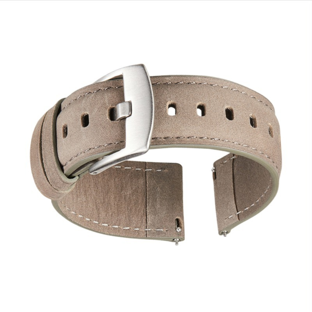 Ein hellbraunes Leder-Armband mit silberner Schnalle ist auf weißem Hintergrund zentriert. Das Armband hat mehrere Löcher.