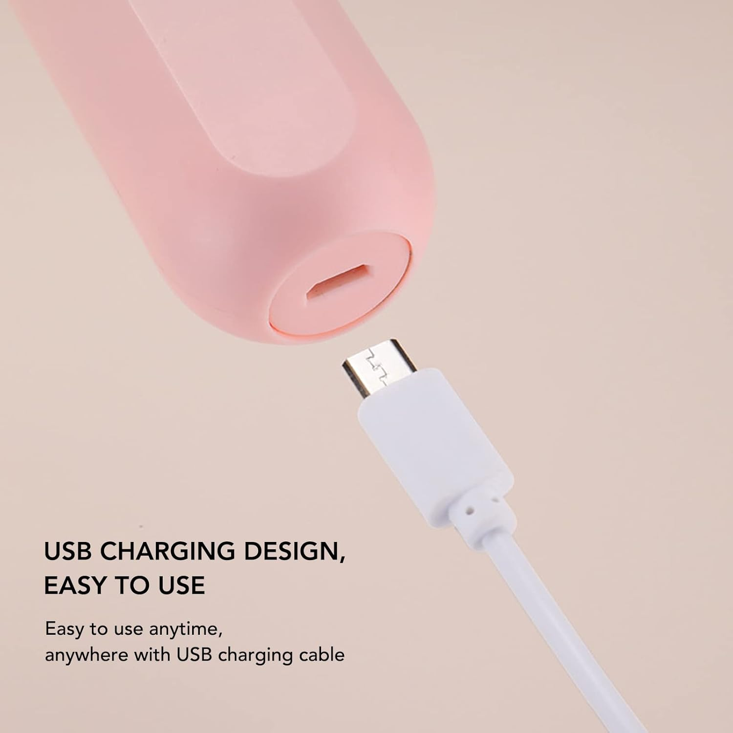 Ein rosa Gerät und ein weißes USB-Kabel. Das Kabel wird in das Gerät gesteckt. Text: USB-Ladedesign, einfach zu bedienen.