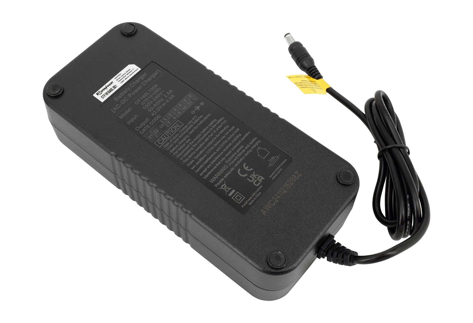 Ein schwarzes Netzteil mit Kabel und Stecker. Es hat Etiketten mit Text und einem Produktcode.