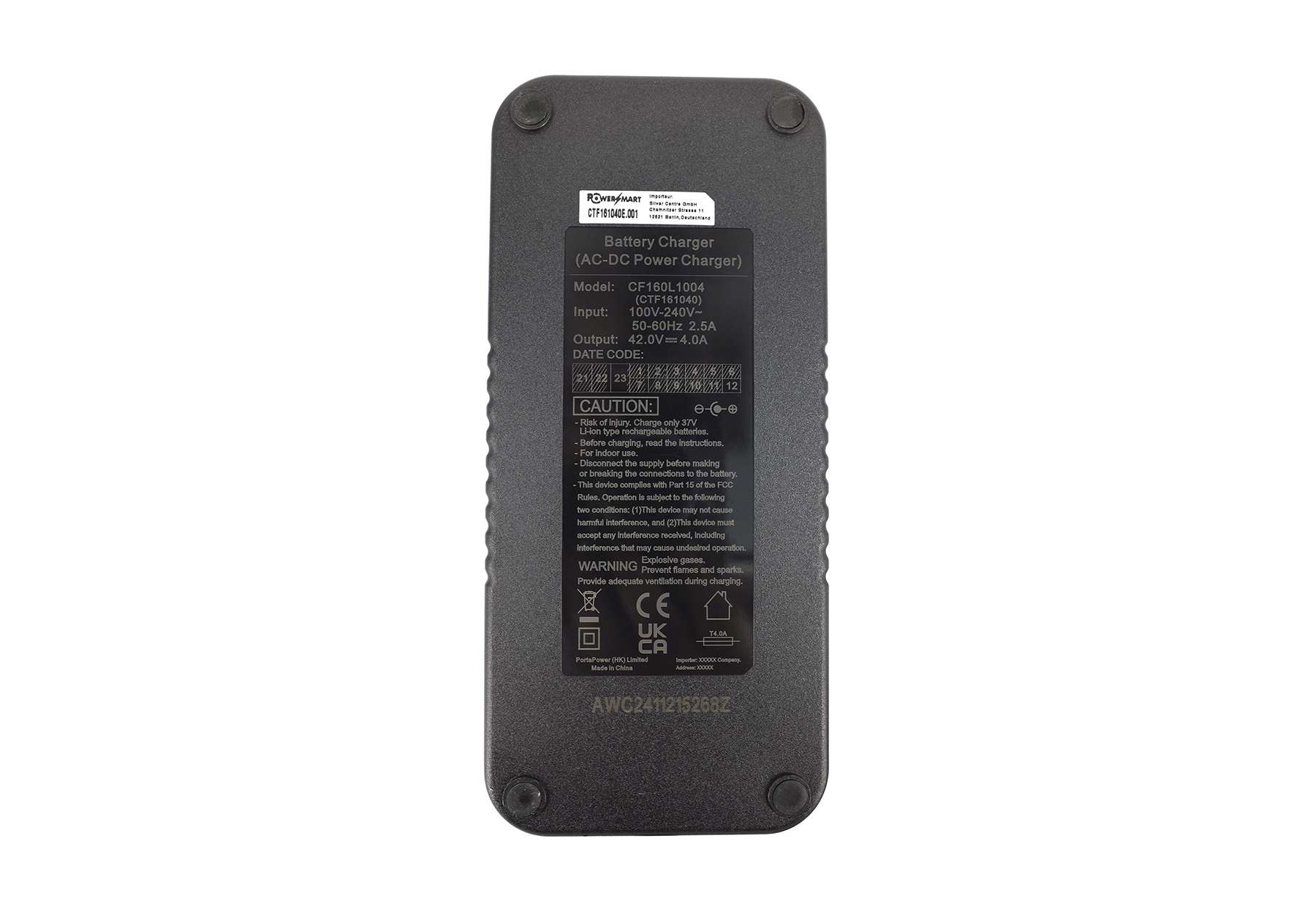 Schwarzes Batterieladegerät mit weißem Text und Etiketten, das Modell, Eingangs-, Ausgangsdaten und Sicherheitshinweise zeigt.