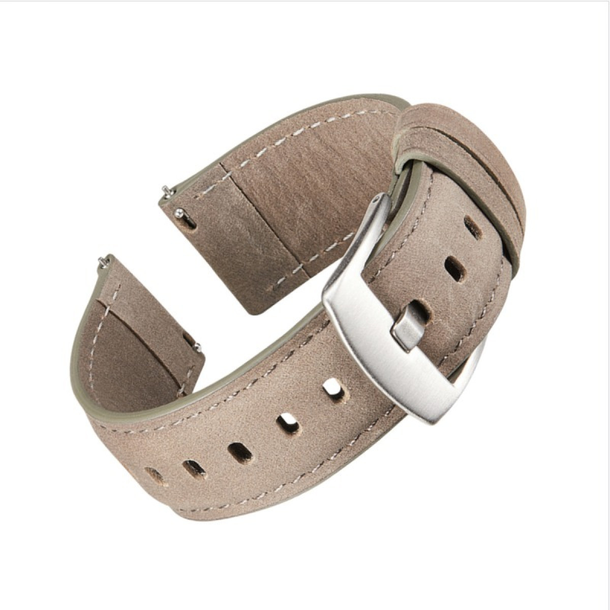 Ein hellbraunes Leder-Armband mit silberner Schnalle. Der Riemen hat weiße Nähte und mehrere Löcher zur Anpassung.