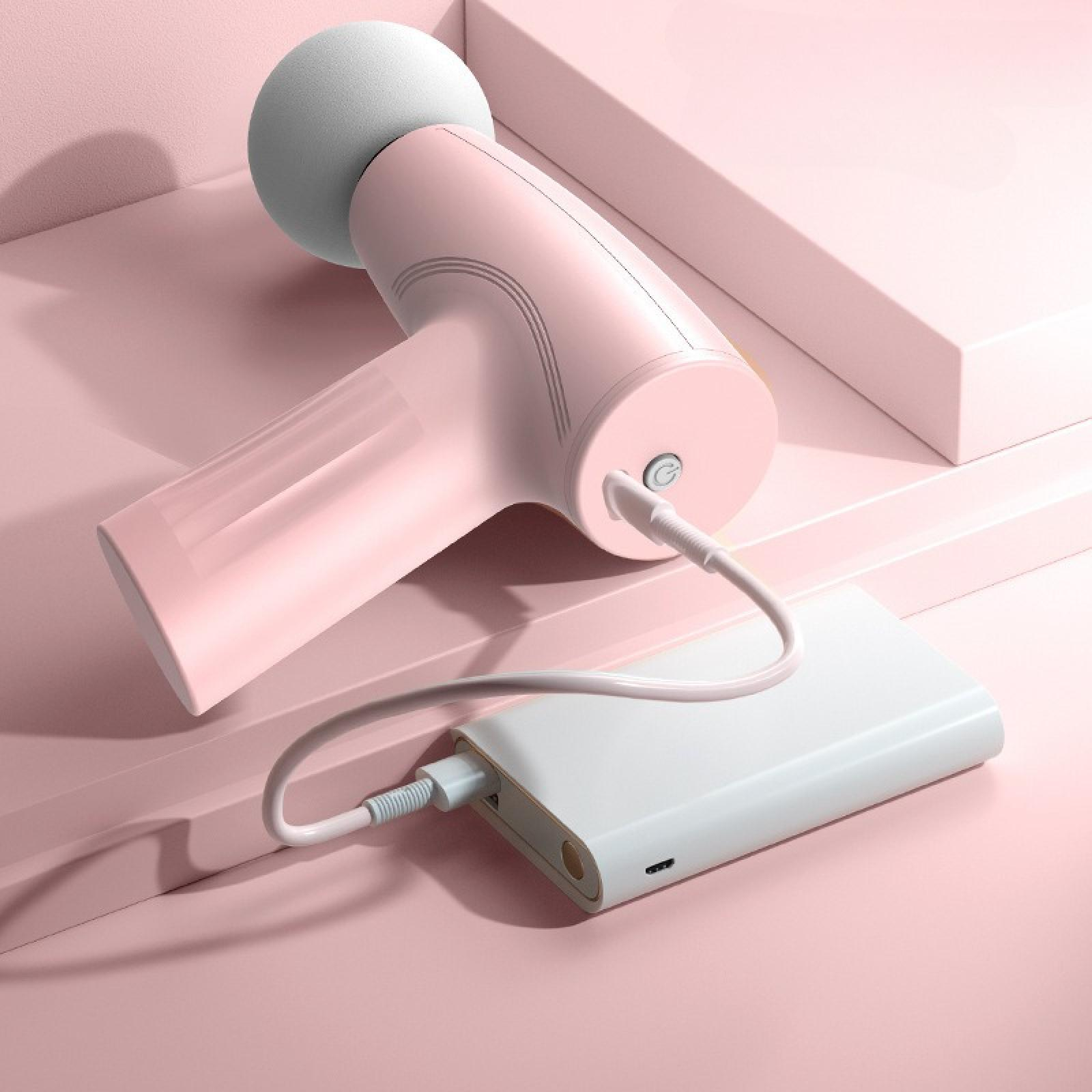 Ein rosa Massagegerät ist an eine weiße Powerbank angeschlossen. Der Hintergrund ist rosa, mit geometrischen Formen.