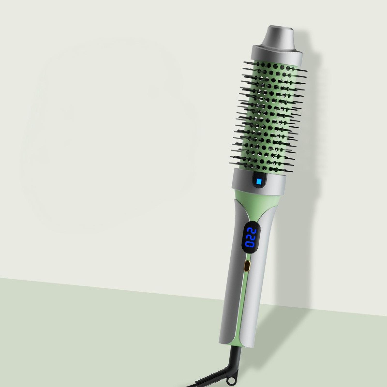 Eine Haarstylingbürste mit grünen Borsten und einer Digitalanzeige mit der Zahl 220. Vor hellgrünem und weißem Hintergrund.