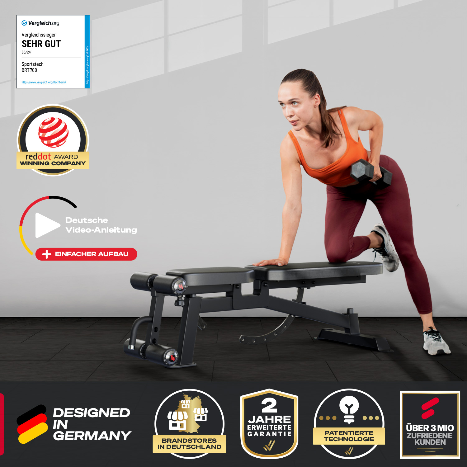 Eine Frau in orangefarbenem Oberteil und weinroten Leggings hebt eine Hantel. Eine schwarze Bank und Logos sind im Hintergrund.