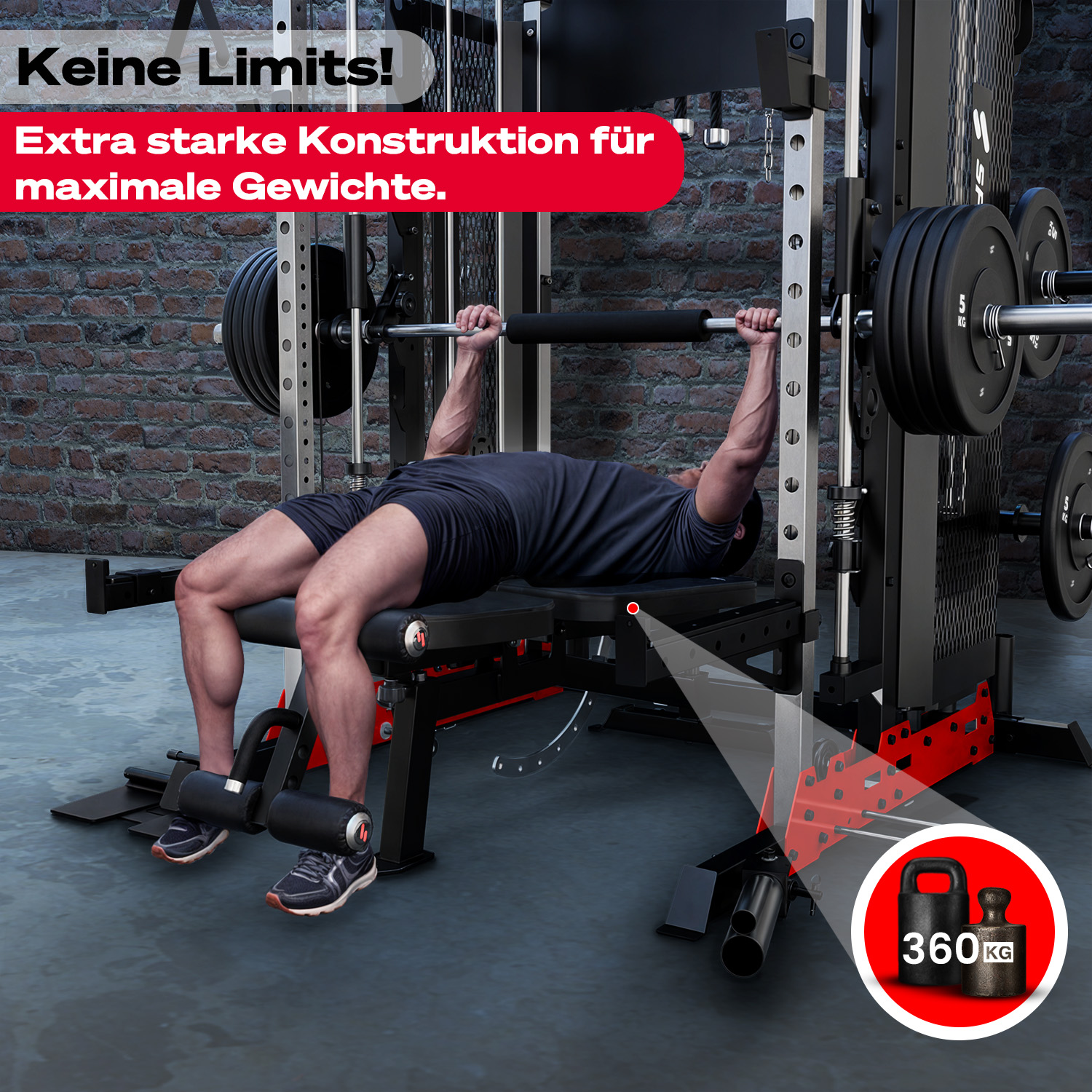 Mann trainiert Bankdrücken. Gewichte werden hinzugefügt. Text: „Keine Limits!“. Gewichte sind 360 kg. Ziegelmauer im Hintergrund.