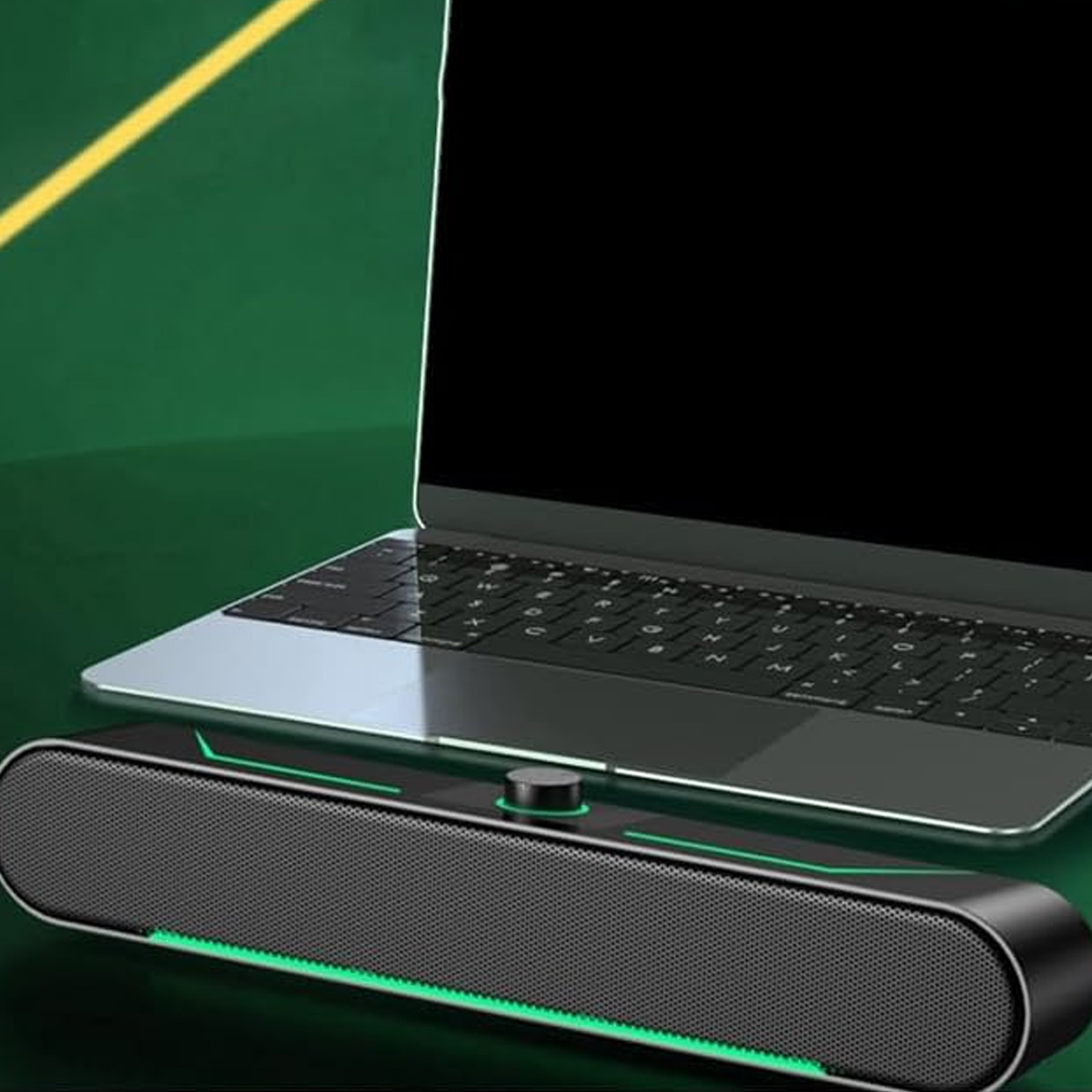 Ein Laptop mit schwarzem Bildschirm steht über einem schwarzen Lautsprecher mit grünen Lichtern. Der Hintergrund ist dunkelgrün mit gelbem Akzent.