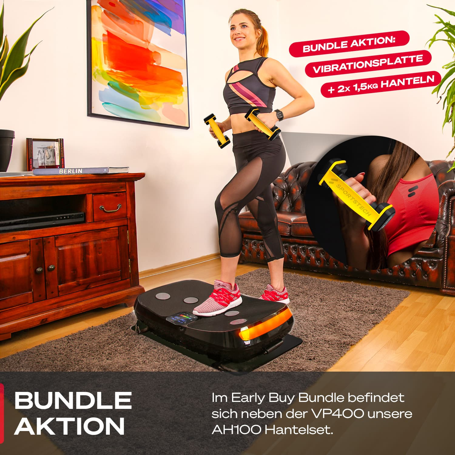 Eine Frau trainiert auf einer Vibrationsplatte und hält gelbe Kurzhanteln. Der Hintergrund zeigt ein Wohnzimmer mit Möbeln und einem bunten Gemälde.