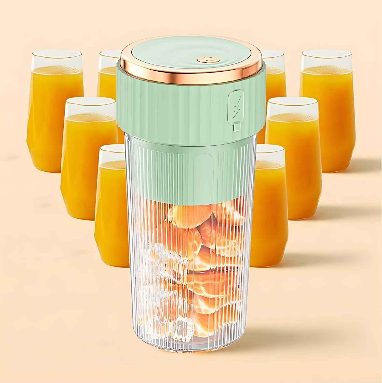 Ein Mixer mit Orangen und Eiswürfeln. Umgeben von Gläsern mit Orangensaft. Der Mixer ist mintgrün und gold.