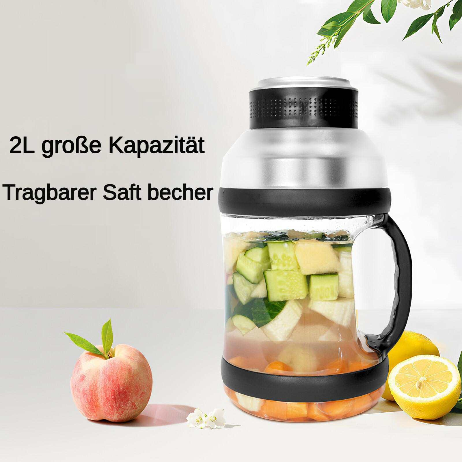 Ein Krug mit Obst und Gemüse, ein Pfirsich und eine geschnittene Zitrone stehen auf einem Tisch.