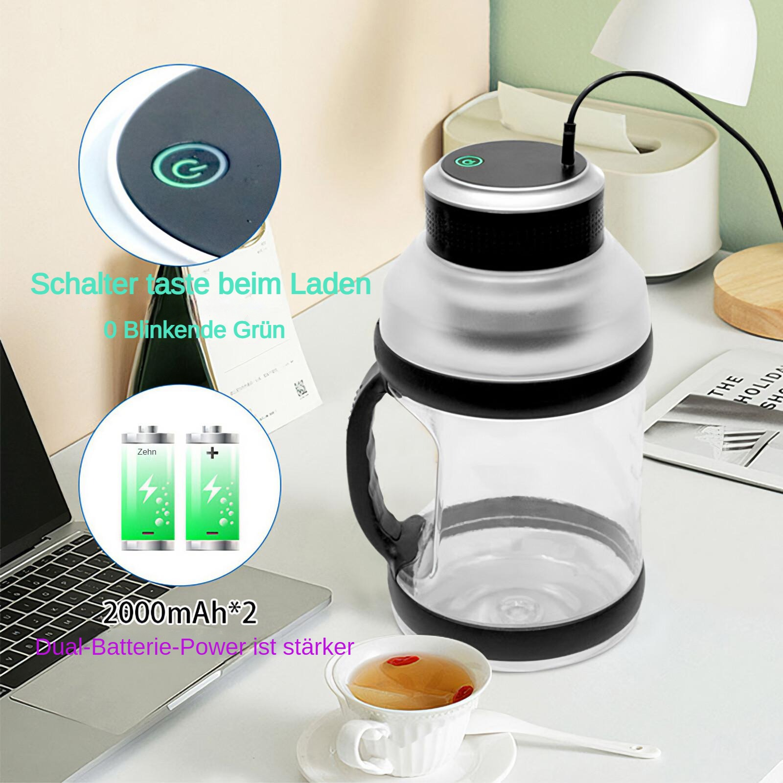 Eine transparente Wasserflasche mit schwarzem Griff und Deckel, ein Laptop und eine Tasse Tee auf weißer Oberfläche.