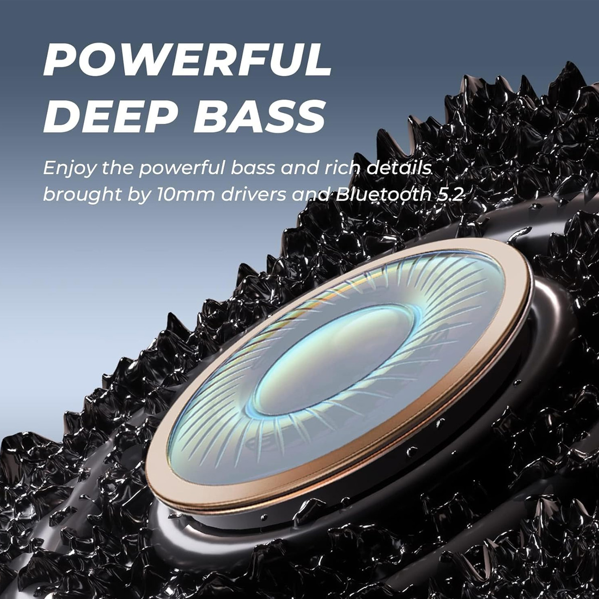 Nahaufnahme eines Lautsprechers. Er hat einen goldenen Rand und eine transparente Mitte. Der Hintergrund ist schwarz und der Text lautet 'Powerful Deep Bass'.