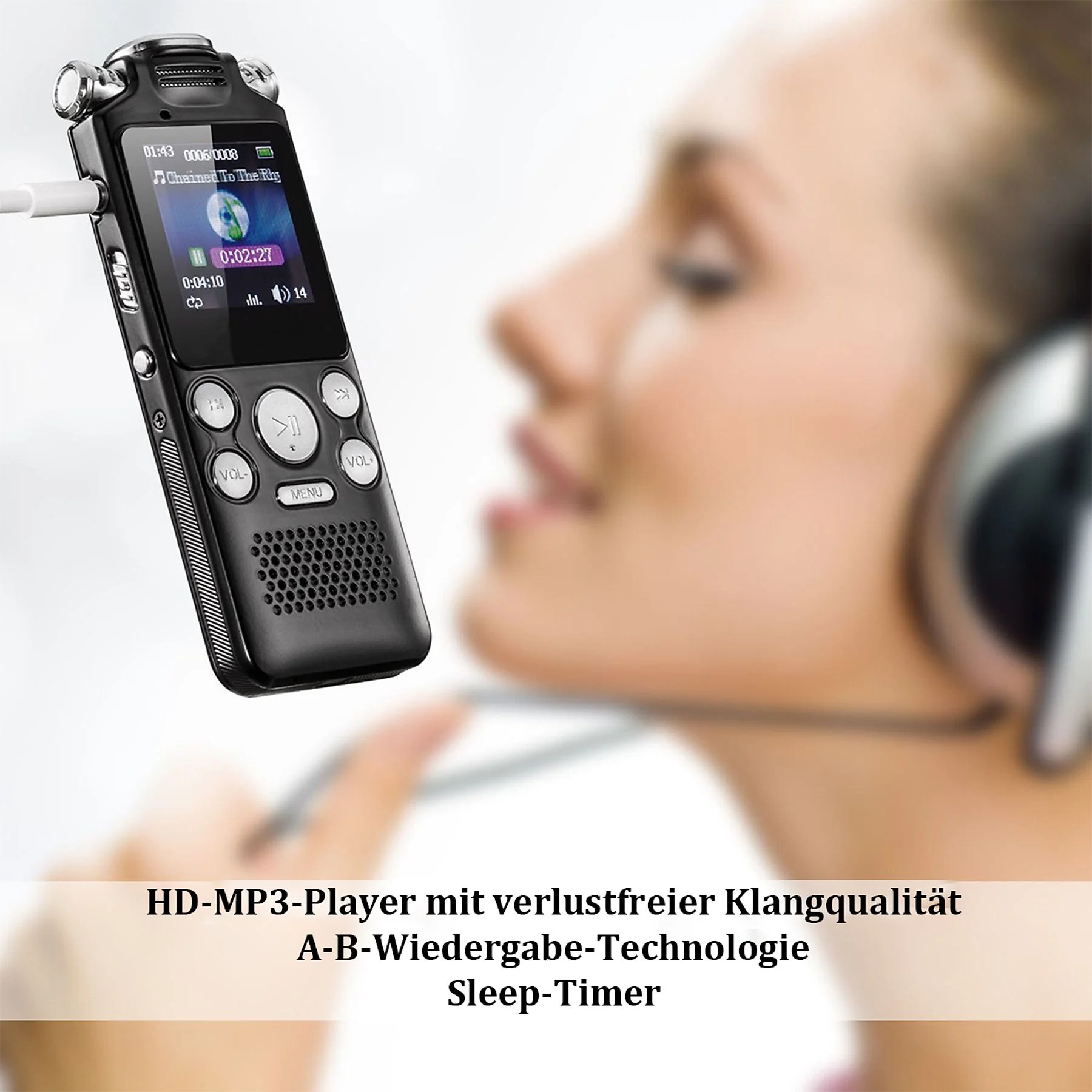 Schwarzer MP3-Player mit Bildschirm, Kopfhörer und einer Frau im Hintergrund. Der Bildschirm zeigt Musikinformationen. Der Player hat Tasten.