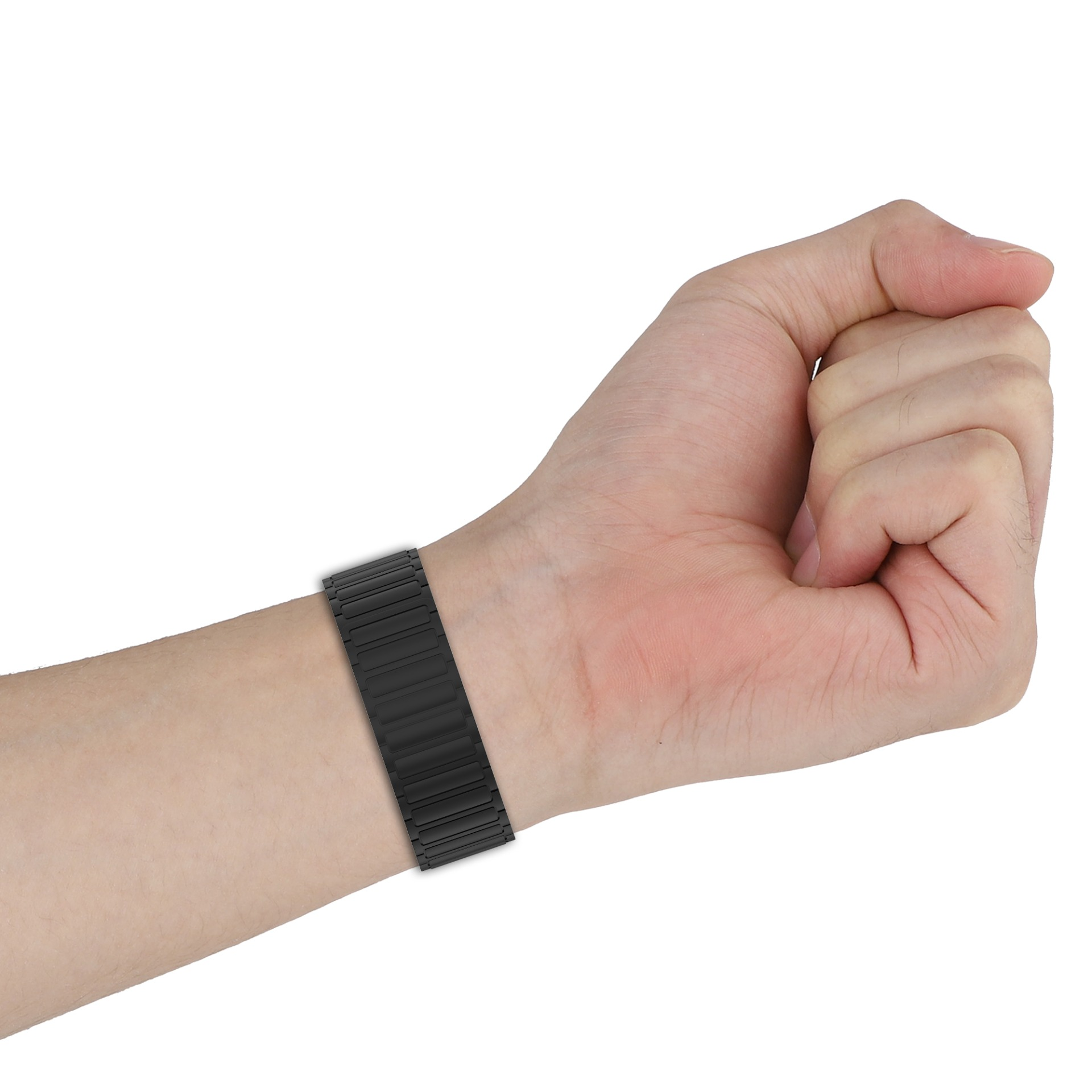 Una mano con un cinturino nero. La mano è chiusa a pugno, su sfondo bianco.