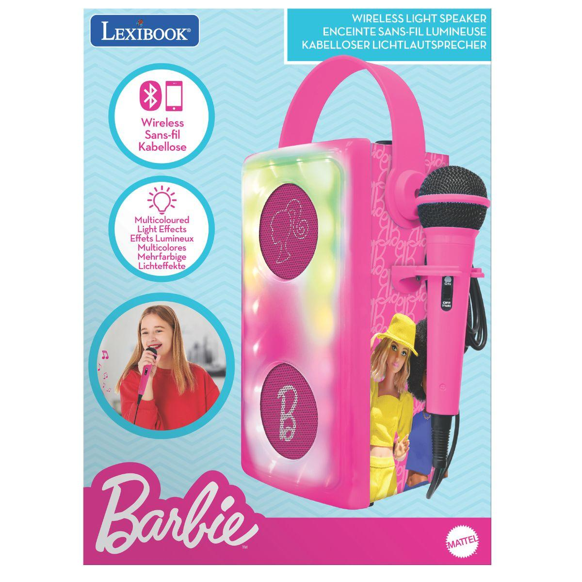 Un altoparlante luminoso wireless rosa di Barbie con microfono. L'altoparlante ha una maniglia e un logo Barbie. Una ragazza canta con un microfono.
