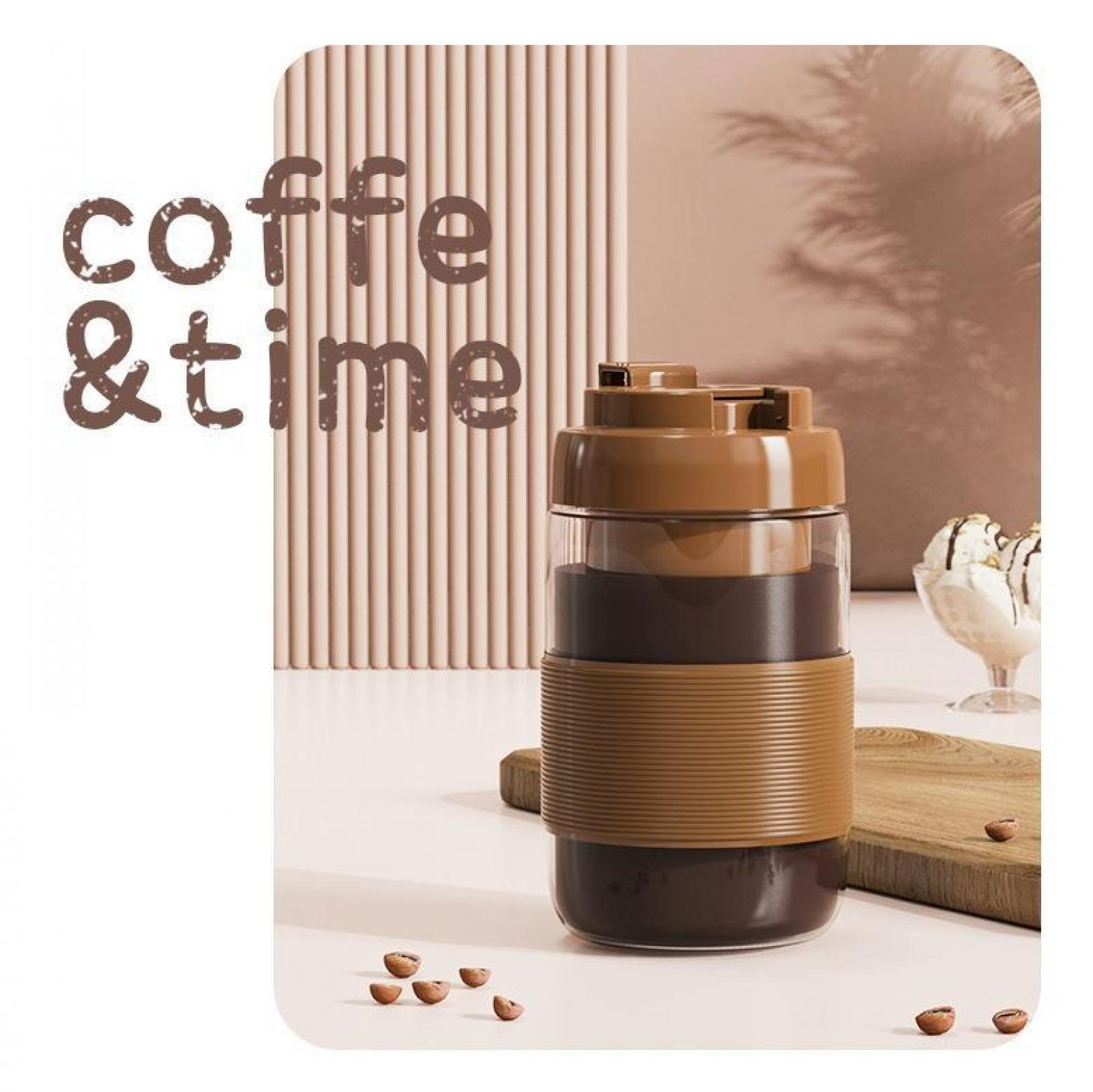 Ein Kaffee & Zeit Becher auf einem Tisch mit Kaffeebohnen, Eiscreme und einem Holzbrett.