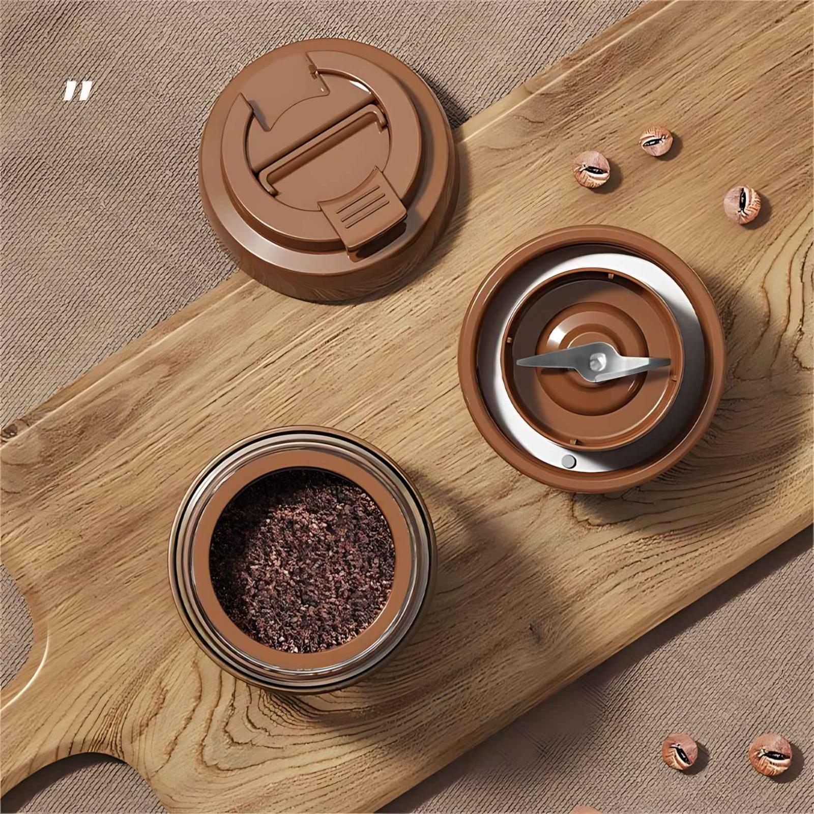 Kaffeemühlenteile mit Kaffeepulver auf einem Holzbrett, mit verstreuten Kaffeebohnen. Braune und beige Farben dominieren.