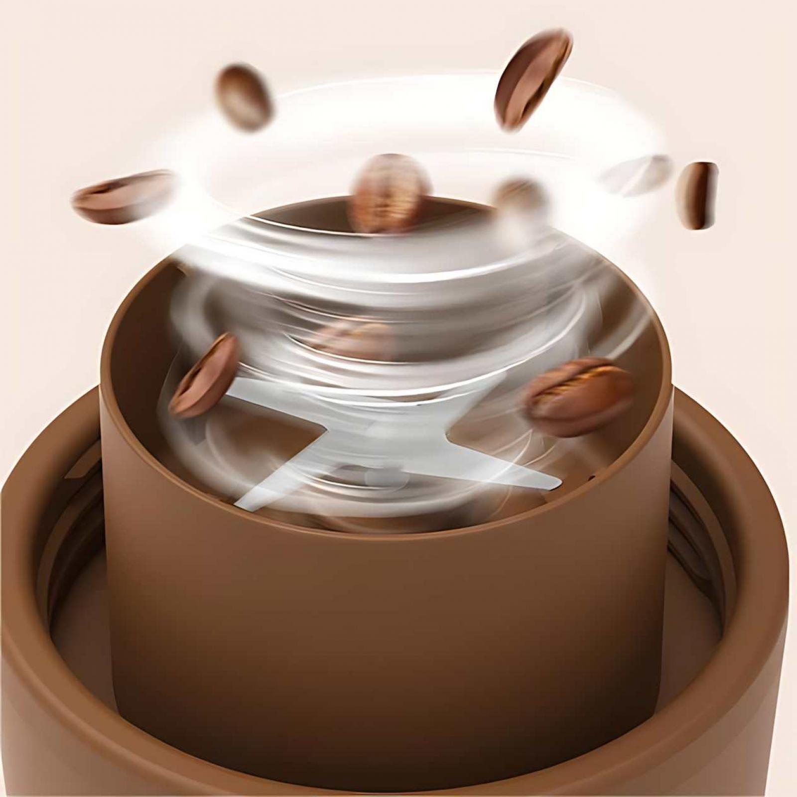 Ein brauner Kaffeemühle mit rotierenden Klingen. Kaffeebohnen sind in der Luft und im Inneren der Mühle.