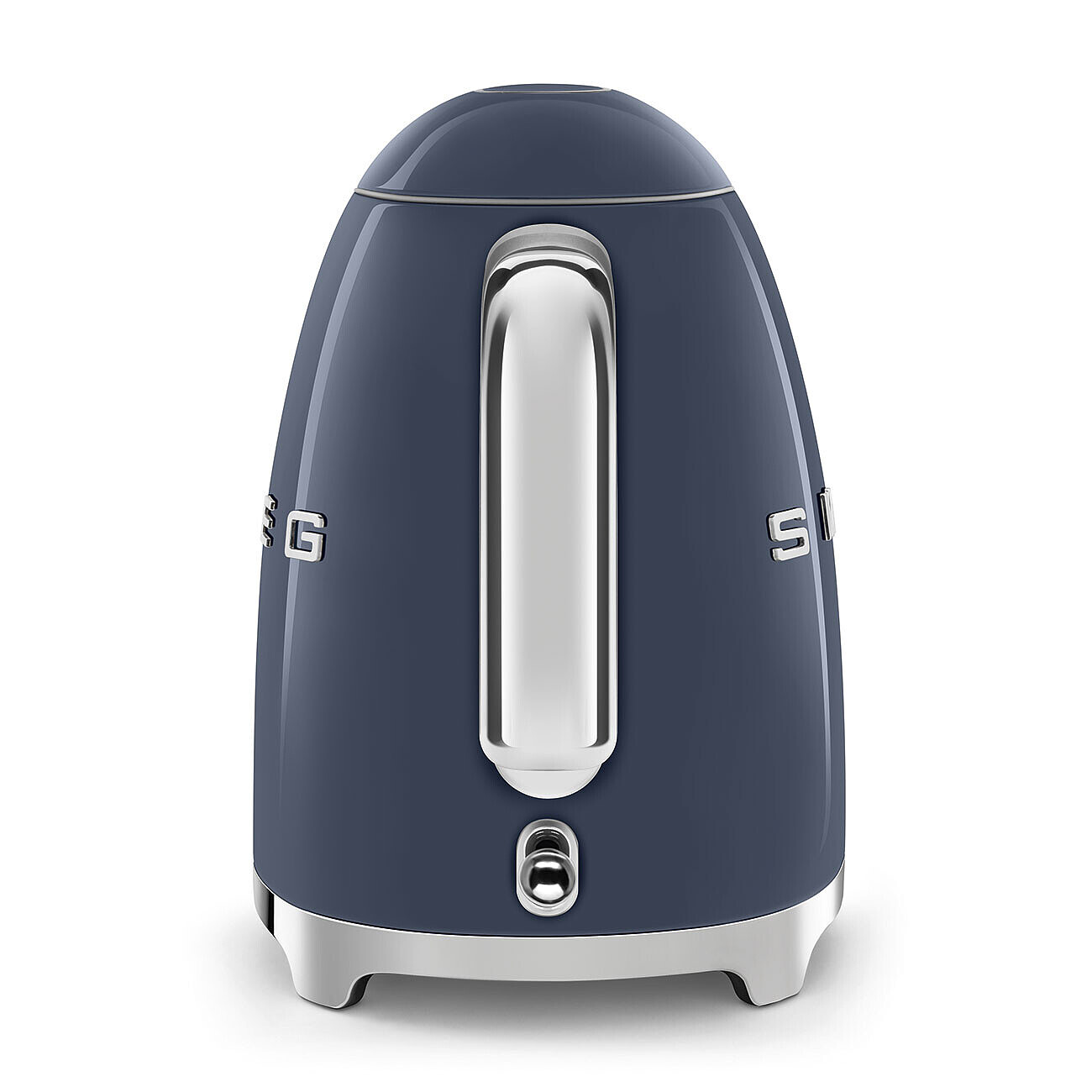 Ein marineblauer Smeg-Wasserkocher mit silbernem Griff und Boden, vor weißem Hintergrund. Der Wasserkocher hat ein glattes, glänzendes Finish.