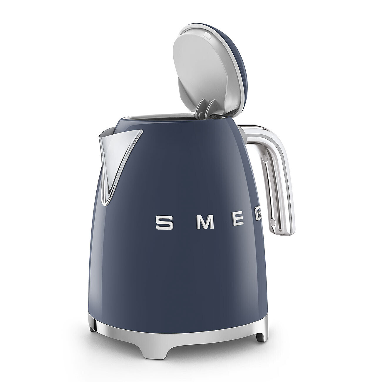 Ein blauer Smeg-Wasserkocher mit offenem Deckel. Er hat einen Chromgriff und -sockel. Das Wort SMEG ist sichtbar.