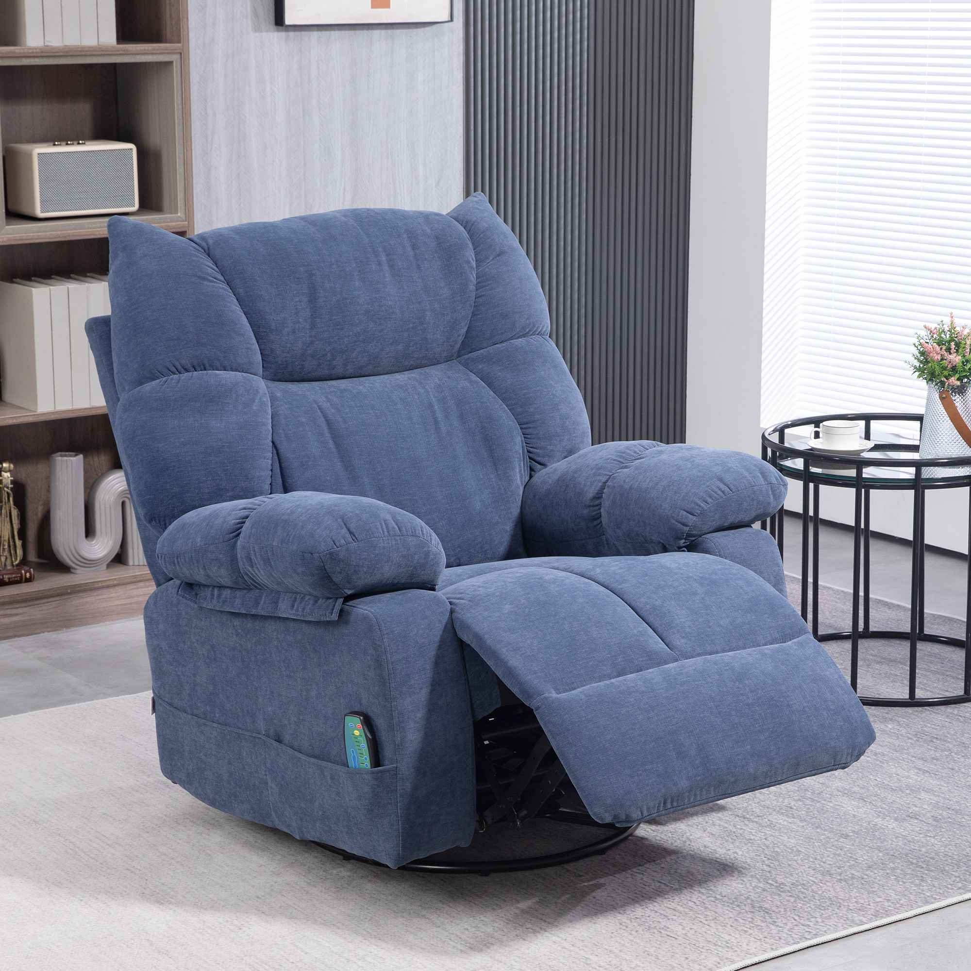 Blauer Relaxsessel in einem Wohnzimmer. Ein Beistelltisch mit Tasse und Pflanze rechts. Bücherregal links.