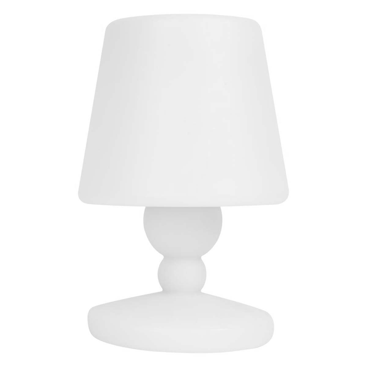 Una lampada da tavolo bianca. Ha un paralume conico, un supporto a sfera e una base arrotondata. La lampada è su sfondo bianco.