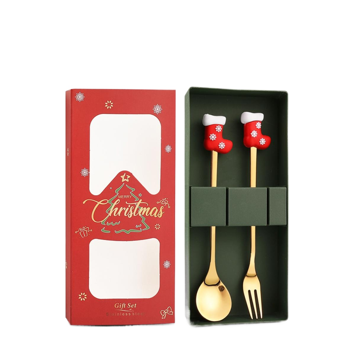 Ein Weihnachtsgeschenkset mit einer roten Schachtel und einem grünen Behälter. Es enthält einen Löffel und eine Gabel, verziert mit Weihnachtssocken-Toppern.