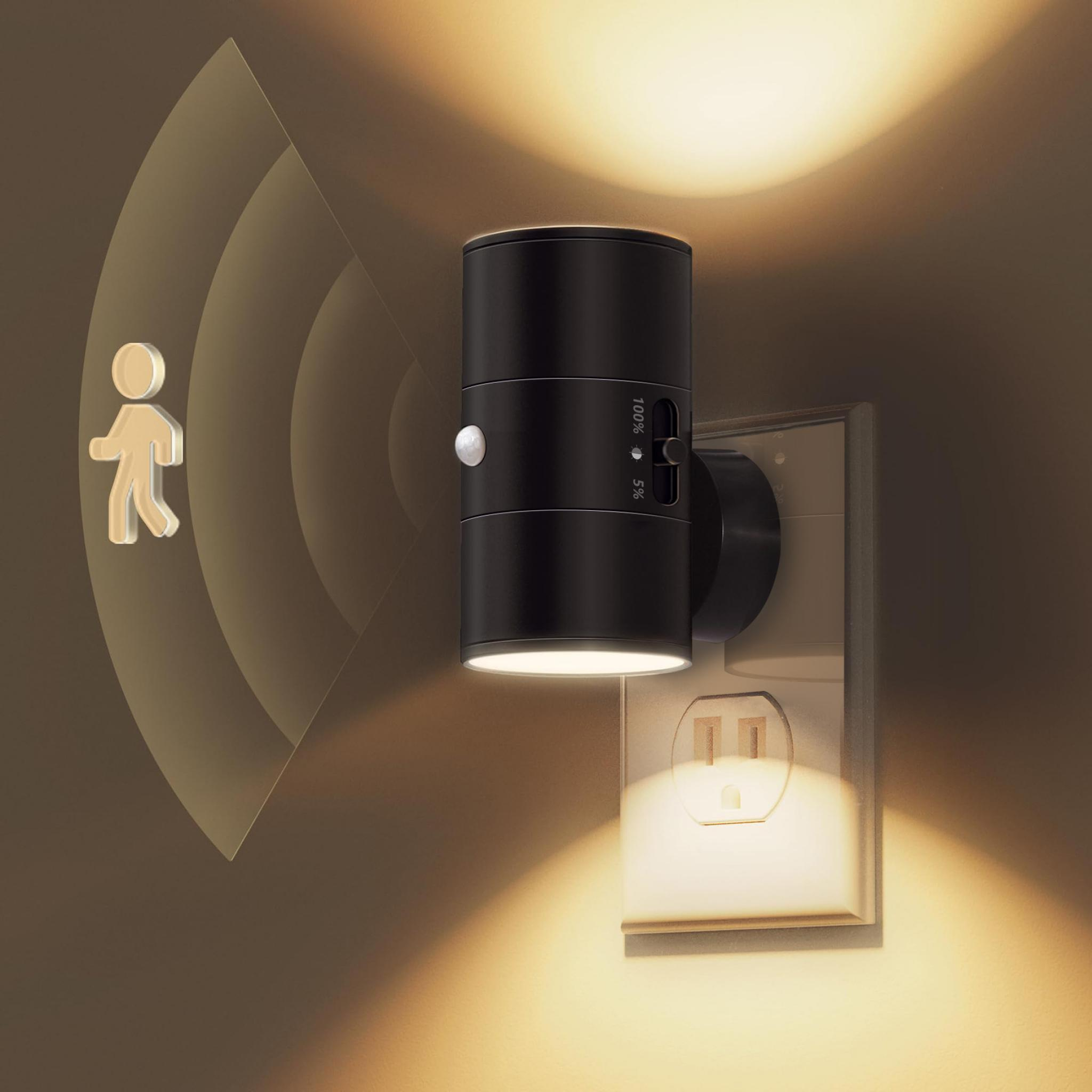 Ein schwarzes Nachtlicht, das in eine Steckdose gesteckt ist. Ein Personensymbol und Strahlungswellen sind links abgebildet.