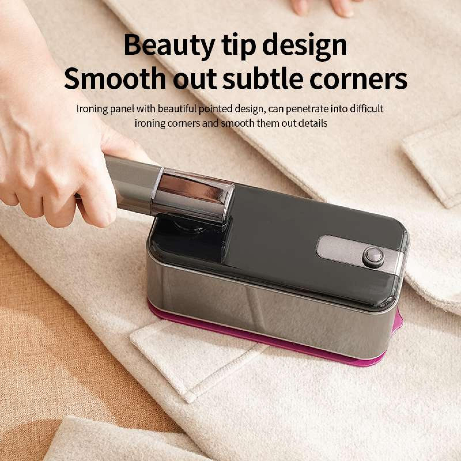Eine Hand hält einen schwarzen und silbernen Stoffdampfer über einem beigen Stoff. Der Text oben lautet: Beauty tip design Smooth out subtle corners.