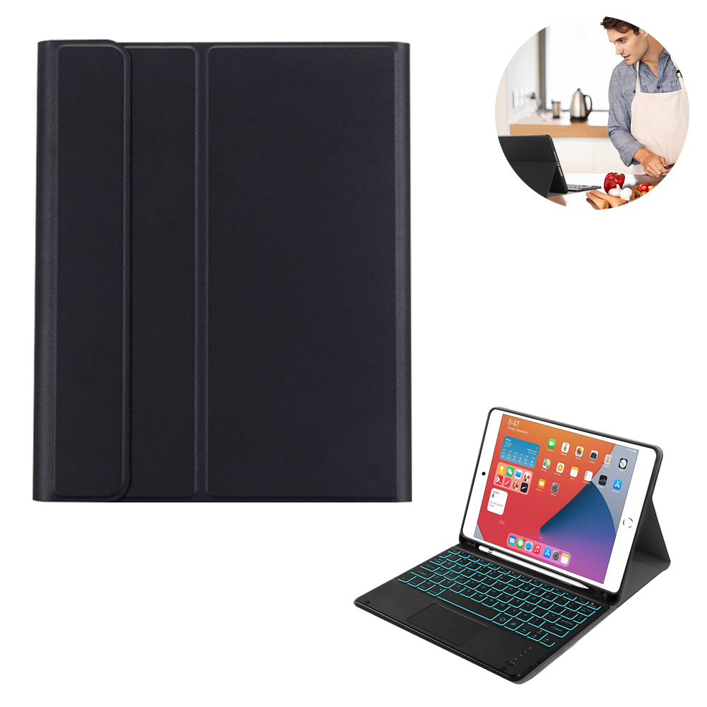 Schwarze Tablethülle mit Tastatur. Eine Person kocht, und ein Tablet liegt auf dem Tisch. Das Tablet zeigt einen App-Bildschirm.