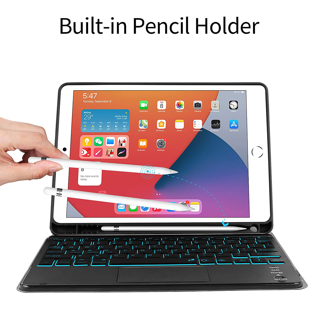 Ein iPad mit zwei weißen Stiften, von denen einer gehalten wird, und einer Tastaturhülle. Der Bildschirm zeigt Apps und die Uhrzeit an.