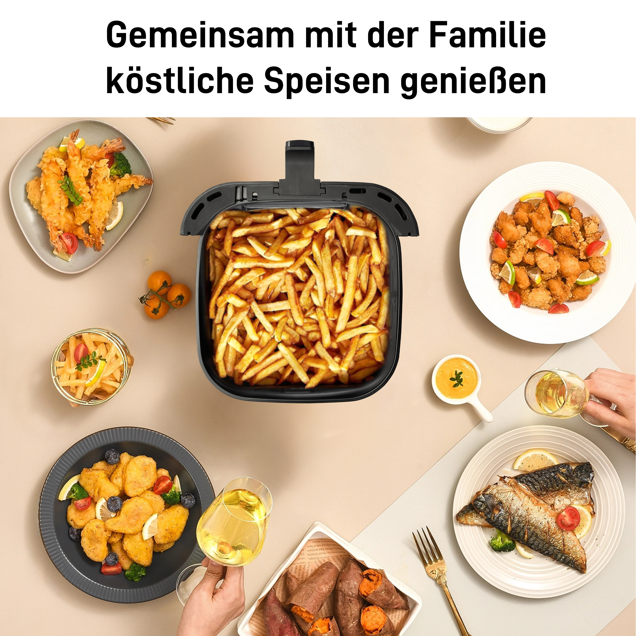 Ein Luftfritteuse mit Pommes Frites, umgeben von Tellern mit Essen, Getränken und Händen, die Gläser halten.