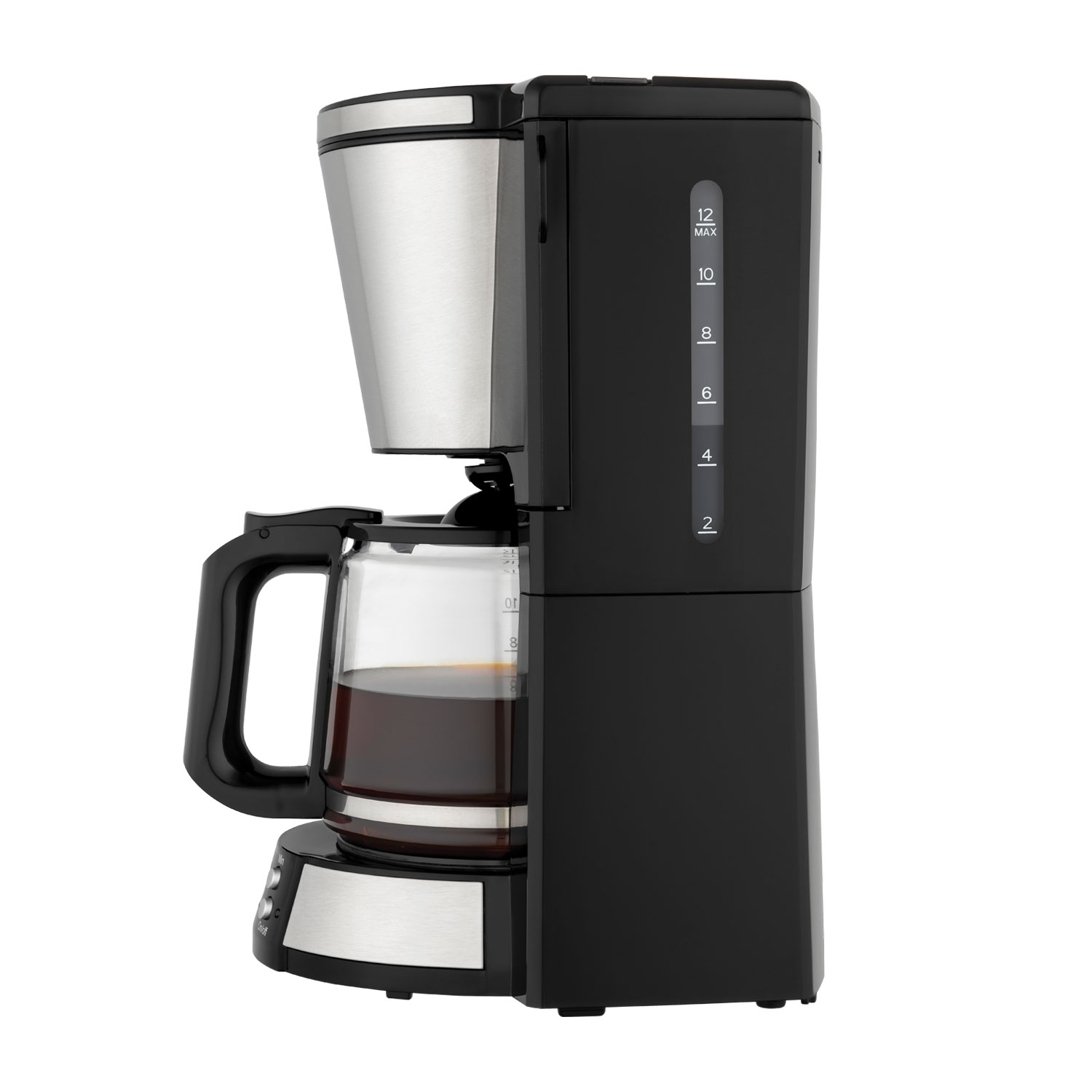 Eine schwarz-silberne Kaffeemaschine mit einer Glaskaraffe, gefüllt mit Kaffee, vor weißem Hintergrund.