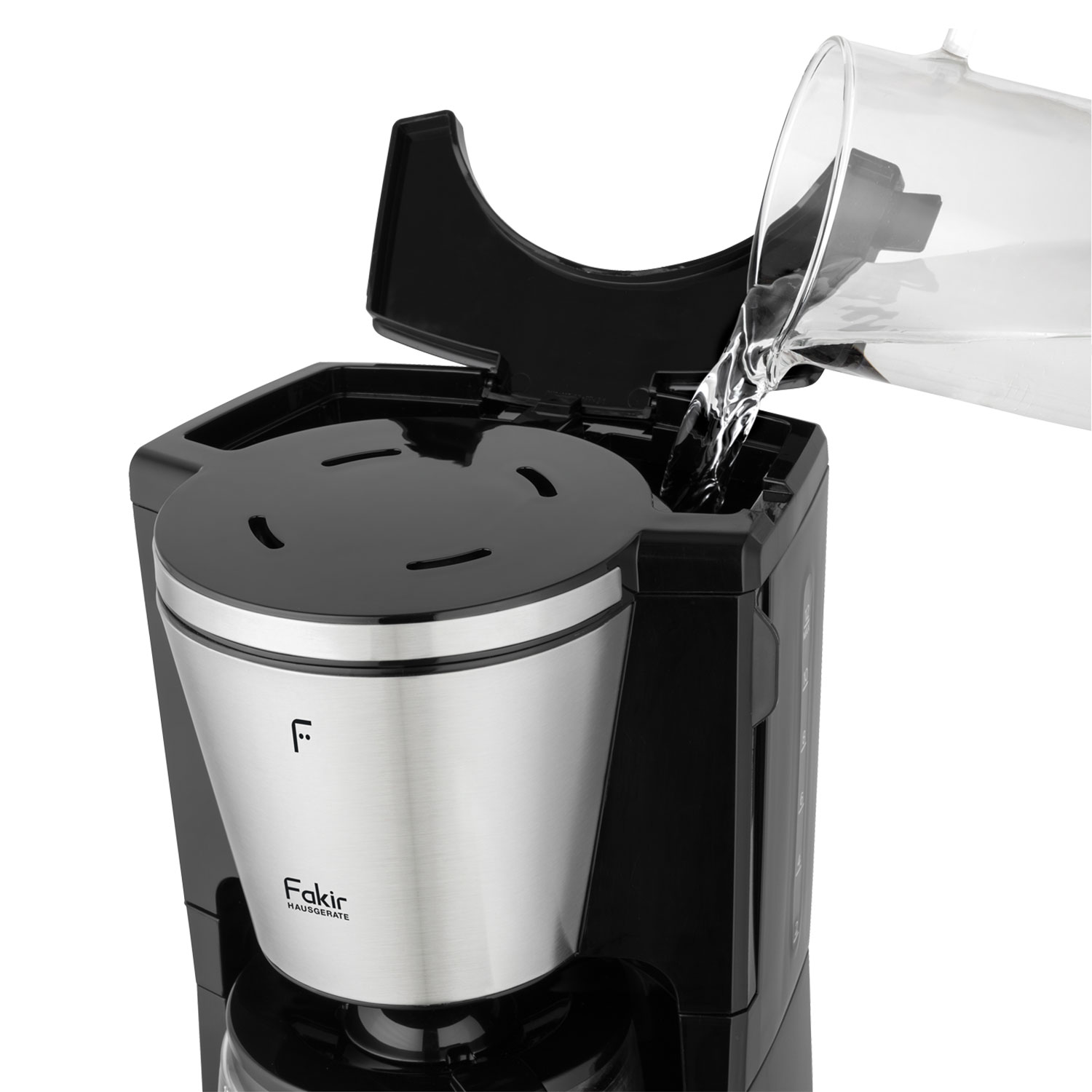 Eine Kaffeemaschine wird mit Wasser aus einer Glaskanne gefüllt. Die Kaffeemaschine ist schwarz und silber, mit der Marke Fakir.