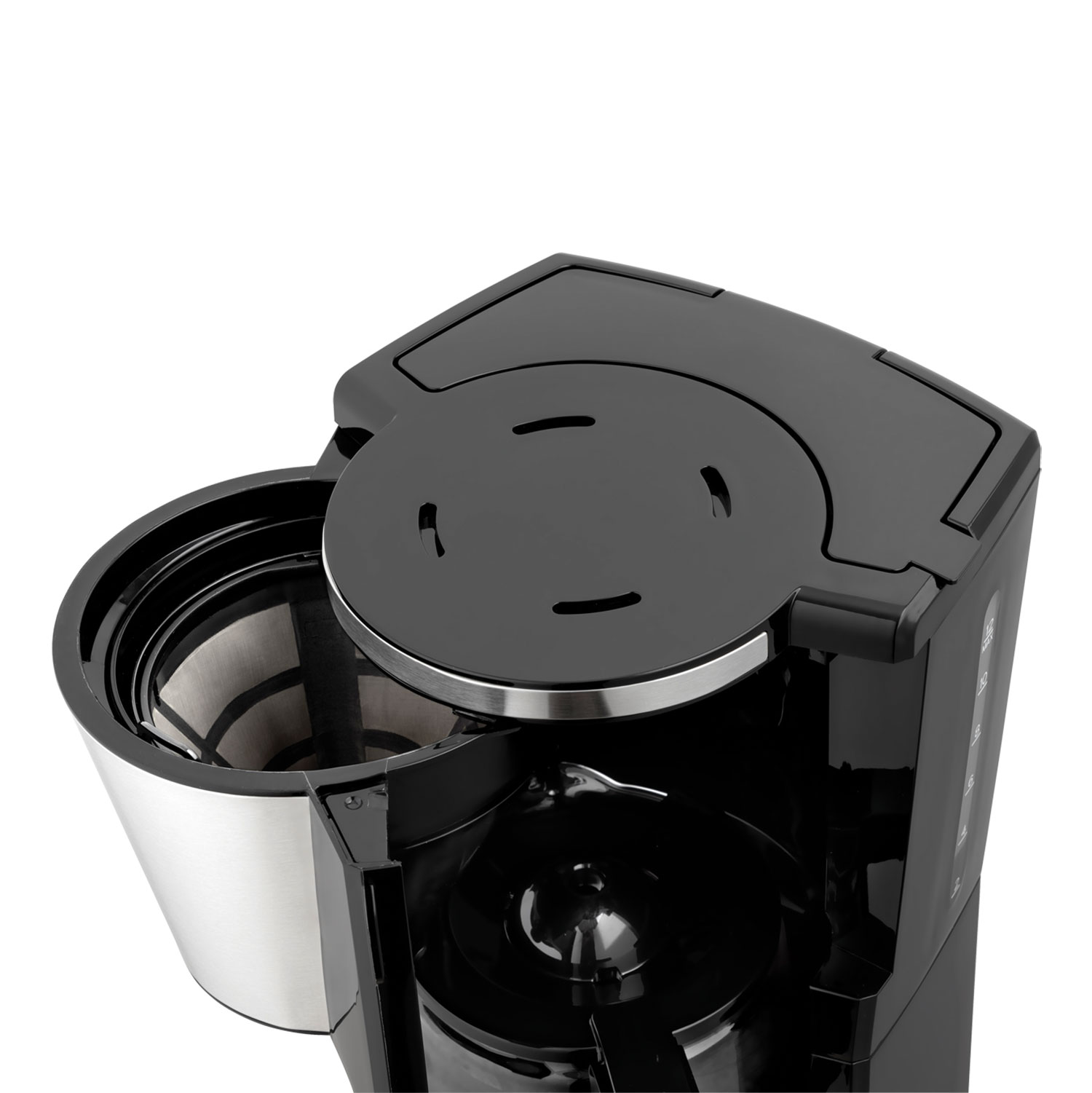 Eine schwarze Kaffeemaschine mit einem silbernen Filterkorb. Der Deckel ist geöffnet. Der Hintergrund ist weiß.