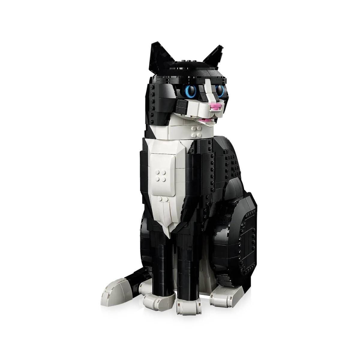 Czarny i biały kot z klocków Lego. Ma niebieskie oczy i różowy nos. Siedzi na białym tle.