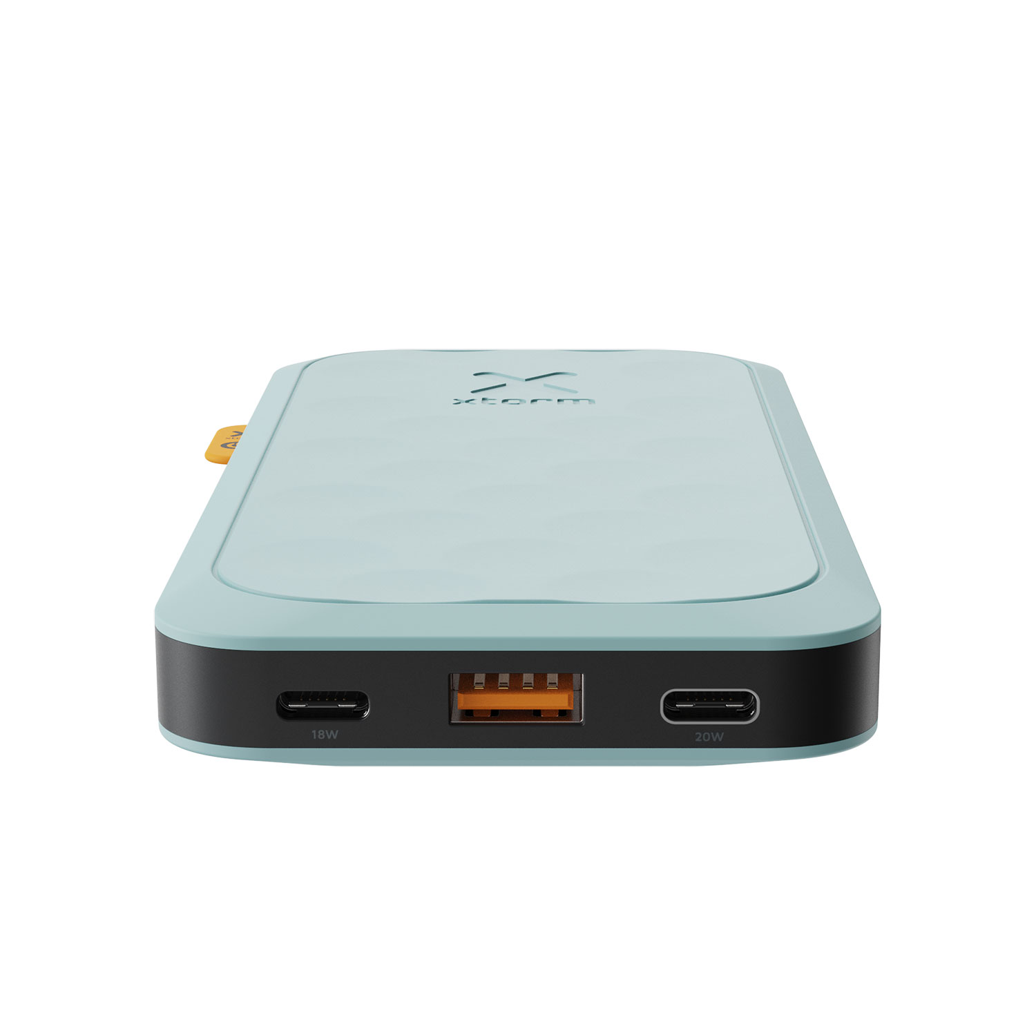 Un power bank azul claro con bordes negros. Tiene dos puertos USB-C, un puerto USB-A naranja y una pequeña etiqueta amarilla en el lateral.