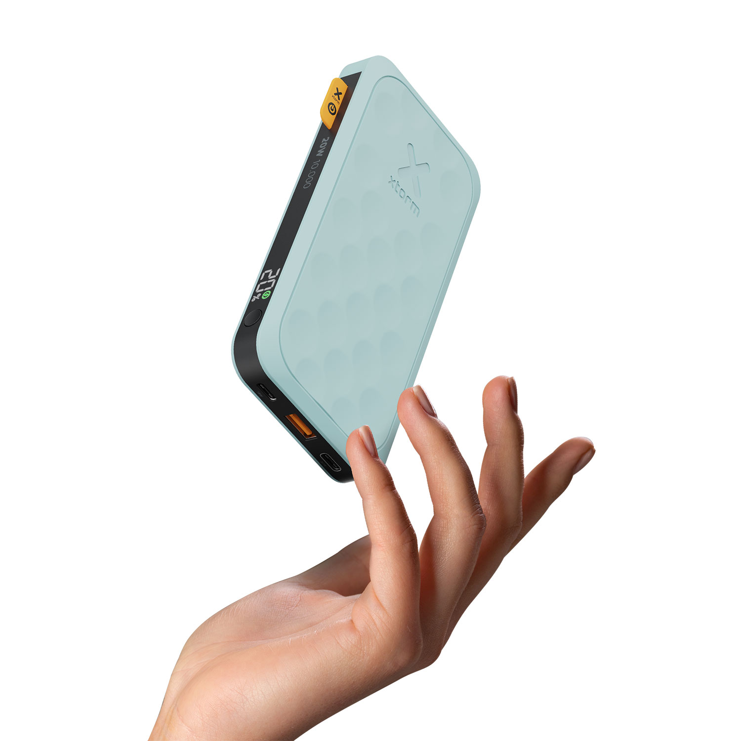 Una mano sostiene un banco de energía color menta. Tiene un borde negro y detalles en naranja. El banco de energía está en ángulo y el fondo es blanco.